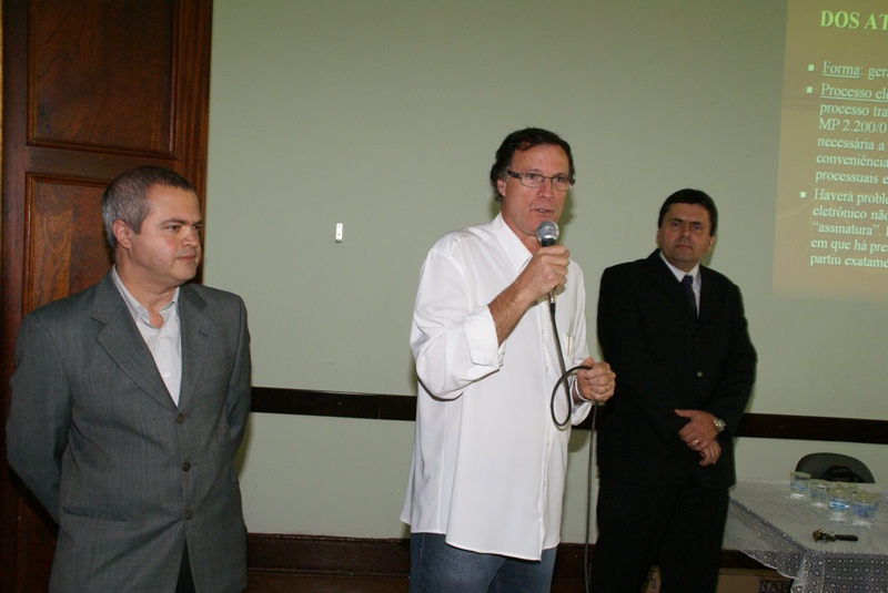 Na foto, da esquerda para a direita, Sérgio Augusto, o Prefeito Municipal de Itapira e Francisco Mangieri.